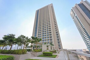 Apartment, Accessible - Silkhaus Waterfront 1BR in Marina Vista Tower (Dubai)