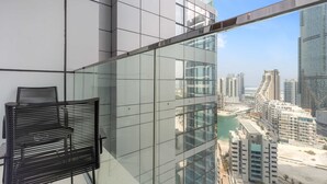 Ein modernes Gebäude mit Glasfassade und Blick auf die Skyline.