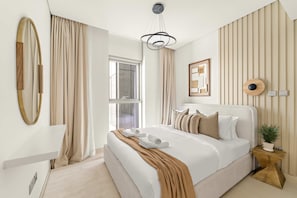 Ein modernes Schlafzimmer mit einem großen Bett, einem Nachttisch mit Pflanze und einem Fenster mit Vorhängen.