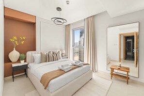 Ein modernes Schlafzimmer mit einem großen Bett, einem Nachttisch, einem Spiegel und einem Fenster mit Blick auf die Stadt.