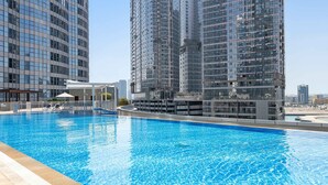 Une piscine offrant une vue sur les gratte-ciel en arrière-plan.