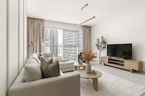 Ein modernes Wohnzimmer mit Sofa, Couchtisch und TV-Möbel.