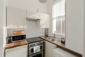 House - Generous 2-bed Apartment Near Queen s Park (London)