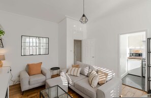 House - Generous 2-bed Apartment Near Queen s Park (London)