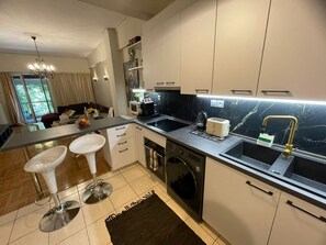 Microwave, oven, dishwasher, coffee/tea maker - Minimal Central 2BR (Kesariani)