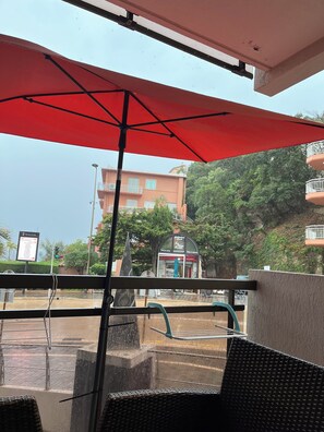 Unclassified image, 3 of 6, button - Apartment with sea view and beach 20 meters away (Théoule-sur-Mer)