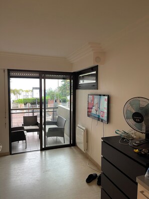 Unclassified image, 2 of 6, button - Apartment with sea view and beach 20 meters away (Théoule-sur-Mer)