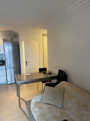 Unclassified image, 4 of 6, button - Apartment with sea view and beach 20 meters away (Théoule-sur-Mer)