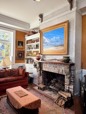 Smart TV, fireplace - Elegant Victorian Stay Near Forsyth Park (Savannah)
