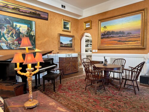 Elegant Victorian Stay Near Forsyth Park