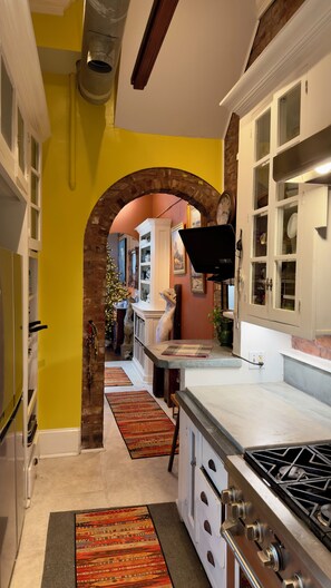 Fridge, microwave, oven, stovetop - Elegant Victorian Stay Near Forsyth Park (Savannah)