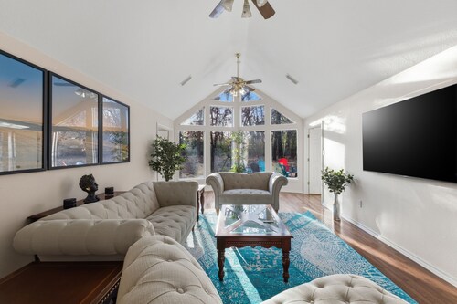 Oakwood Oasis: 1.4 Acres Of Tranquility 6 Bedroom Home