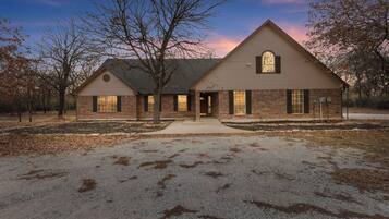 House, 6 Bedrooms | Exterior