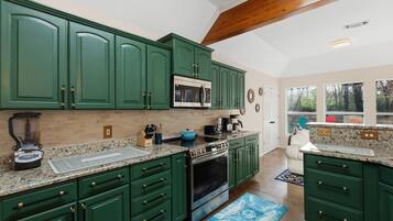 House, 6 Bedrooms | Private kitchen | Fridge, oven, coffee/tea maker