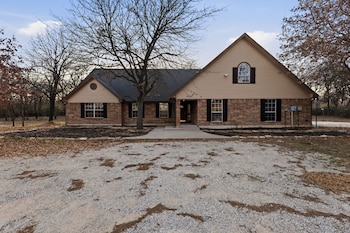 Oakwood Oasis: 1.4 Acres Of Tranquility 6 Bedroom Home