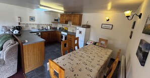 Private kitchen - Three Bed, pet friendly Farm Cottage in quiet location, Local amenities nearby. (Chiddingfold)