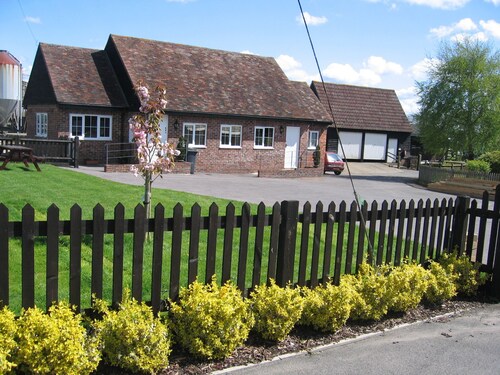 Three Bed, pet friendly Farm Cottage in quiet location, Local amenities nearby.