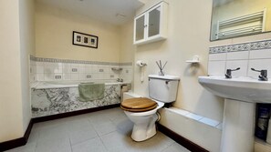 Hair dryer, towels, soap, toilet paper - Three Bed, pet friendly Farm Cottage in quiet location, Local amenities nearby. (Chiddingfold)