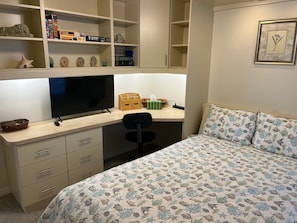 2 bedrooms, desk, iron/ironing board, free WiFi - Cozy, pet-friendly in Village of De La Vista, golf cart, sunny & grill-ready. (The Villages)