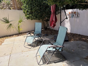 Terrace/patio - Cozy, pet-friendly in Village of De La Vista, golf cart, sunny & grill-ready. (The Villages)