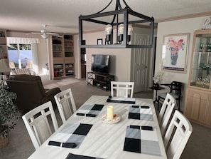 Dining - Cozy, pet-friendly in Village of De La Vista, golf cart, sunny & grill-ready. (The Villages)