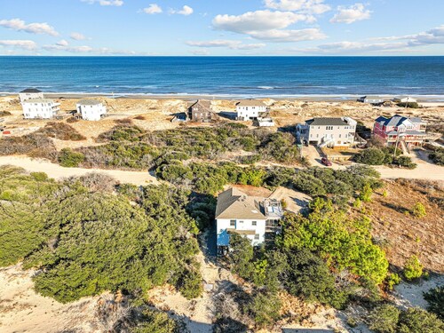 Spacious 4-bedroom house in beautiful 4x4 area of Corolla with ocean views!