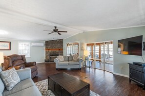 TV, video games, ping pong - Cloud Nine on Lake Murray-SUPs, Game Room and More (Prosperity)