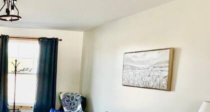 1-Queen bed & queen couch sleeps 4 duplex in Smithfield stream & beach area