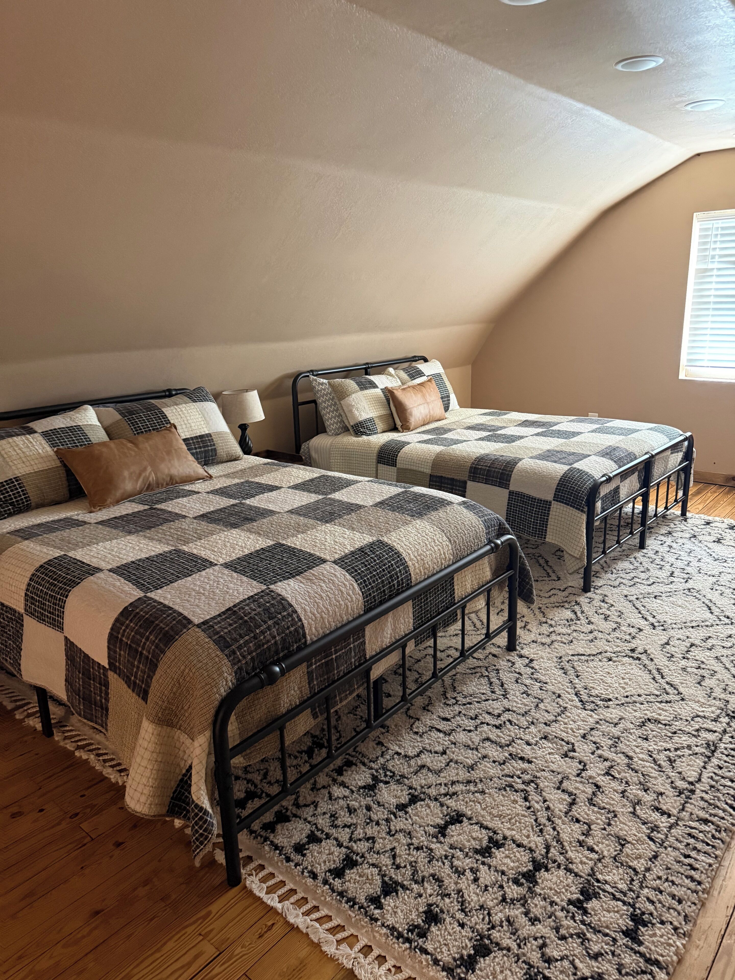 2 slaapkamers, een strijkplank/strijkijzer, beddengoed