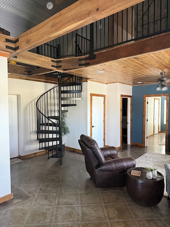 Intérieur. Cozy 2-bedroom Milking Parlor in peaceful Logan County near Russellville with AC