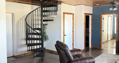 Cozy 2-bedroom Milking Parlor in peaceful Logan County near Russellville with AC