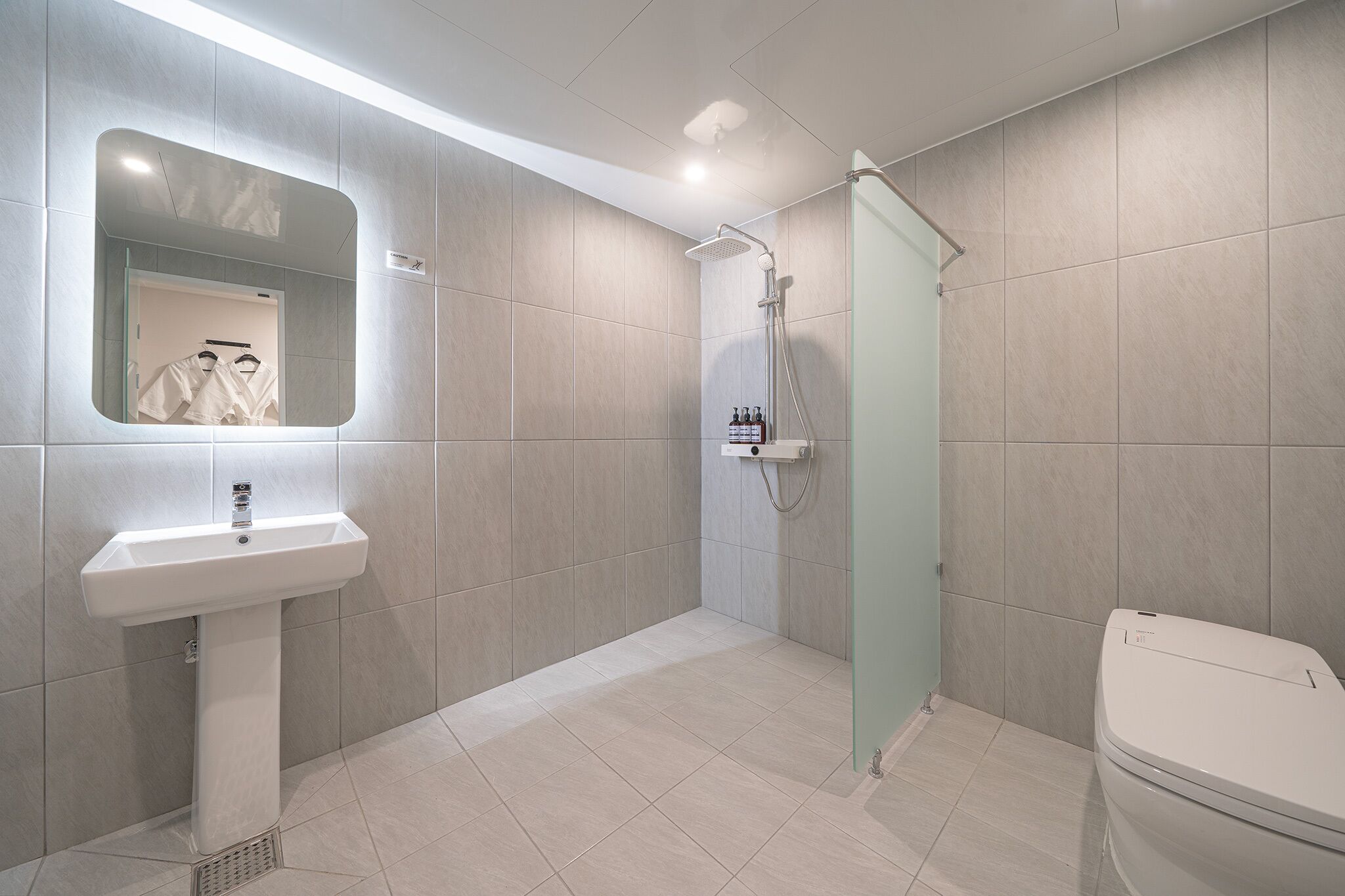 مجففات شعر، مناشف، شامبو، ورق حمّام