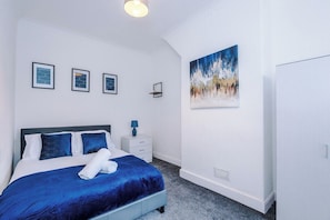 4 bedrooms, iron/ironing board, internet, bed sheets