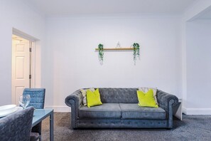 Una televisión, una chimenea