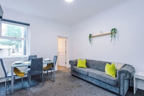 TV, fireplace - House Near Alton Towers for 10 Guests (Stoke-on-Trent)