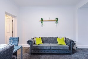 Een televisie en een open haard