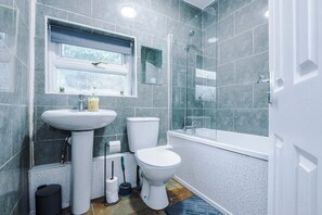 Hair dryer, towels, toilet paper - House Near Alton Towers for 10 Guests (Stoke-on-Trent)