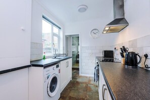 Microondas, horno y placa de cocina