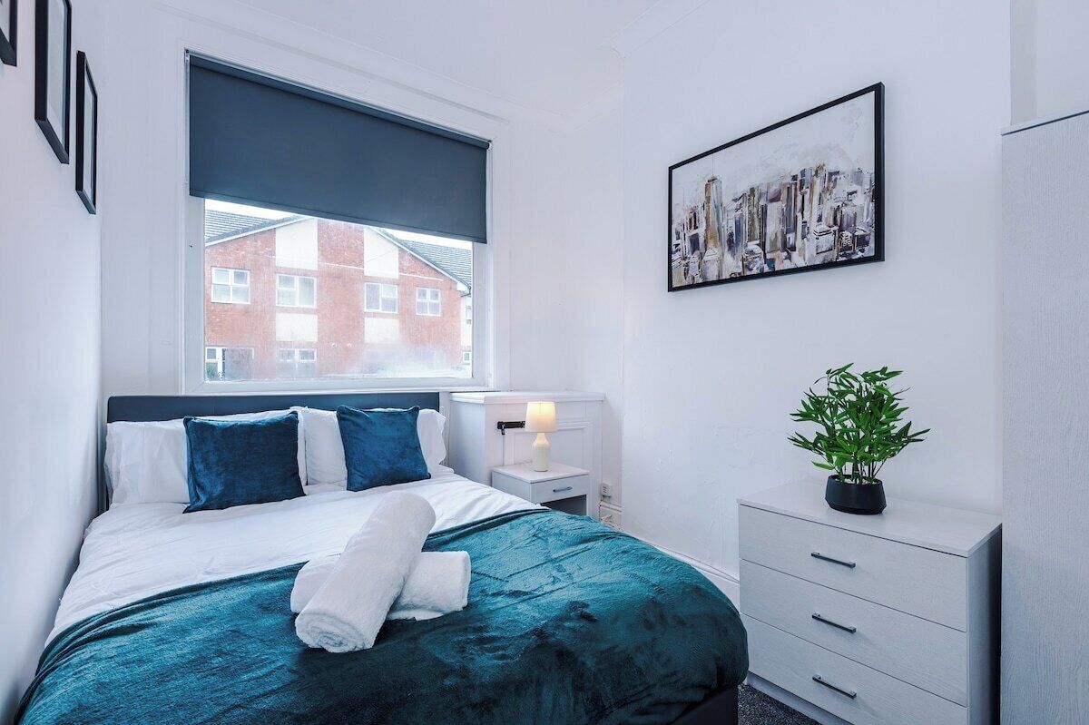 4 bedrooms, iron/ironing board, internet, bed sheets