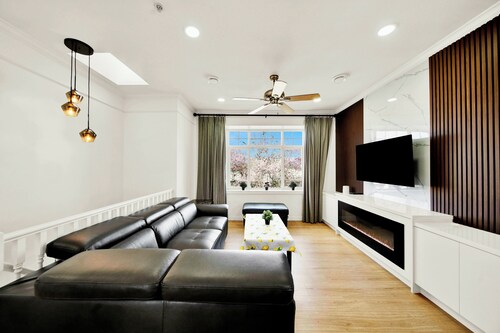 Serene Family-friendly House Near YVR and Downtown Vancouver