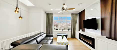 House, 3 Bedrooms, Balcony, Mountain View | Living room