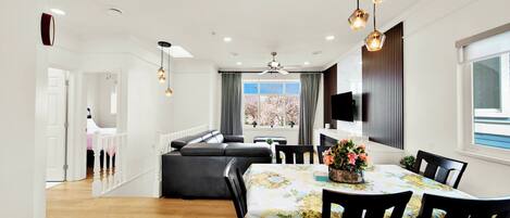 บ้านพัก, 3 ห้องนอน, ระเบียง, วิวภูเขา | ห้องรับประทานอาหาร