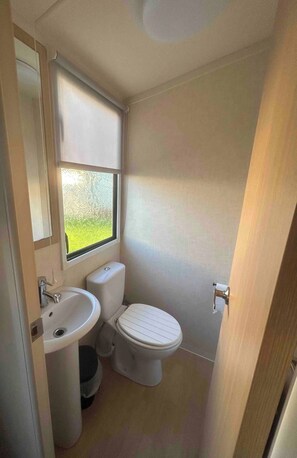 บ้านพัก, 3 ห้องนอน, ลานระเบียง | ห้องน้ำ