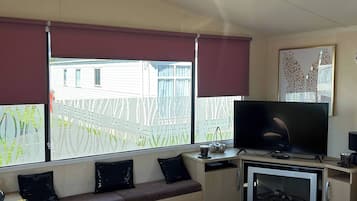 Maison, 3 chambres, patio | Salle de séjour | Livres