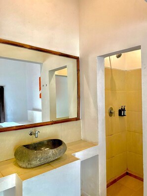 ฝักบัว, ผ้าเช็ดตัว, สบู่, ยาสระผม