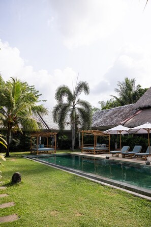 Gambar tidak terklasifikasi, 2 dari 16, tombol