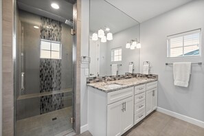 Shower, towels - Lake Front home with awesome views and heated pool (Kingsland)