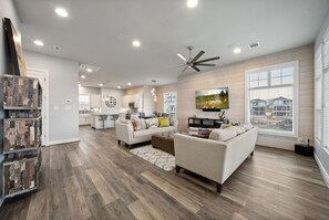 Smart TV - Lake Front home with awesome views and heated pool (Kingsland)