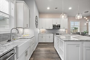 Fridge, microwave, oven, stovetop - Lake Front home with awesome views and heated pool (Kingsland)