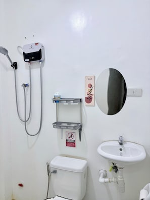 Shower, towels, soap, shampoo - Bossbabe Nacpan Beach House (puerto princesa city)